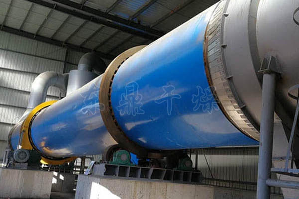 果汁廠、果脯加工廠常被橙子渣處理難題困擾：新鮮橙子渣含水量高達80%以上，堆積易霉變發臭，不僅污染環境，還浪費了優質資源。這款橙子渣專用烘干機，精準破解行業痛點，成為果渣資源化利用的核心裝備。  設備